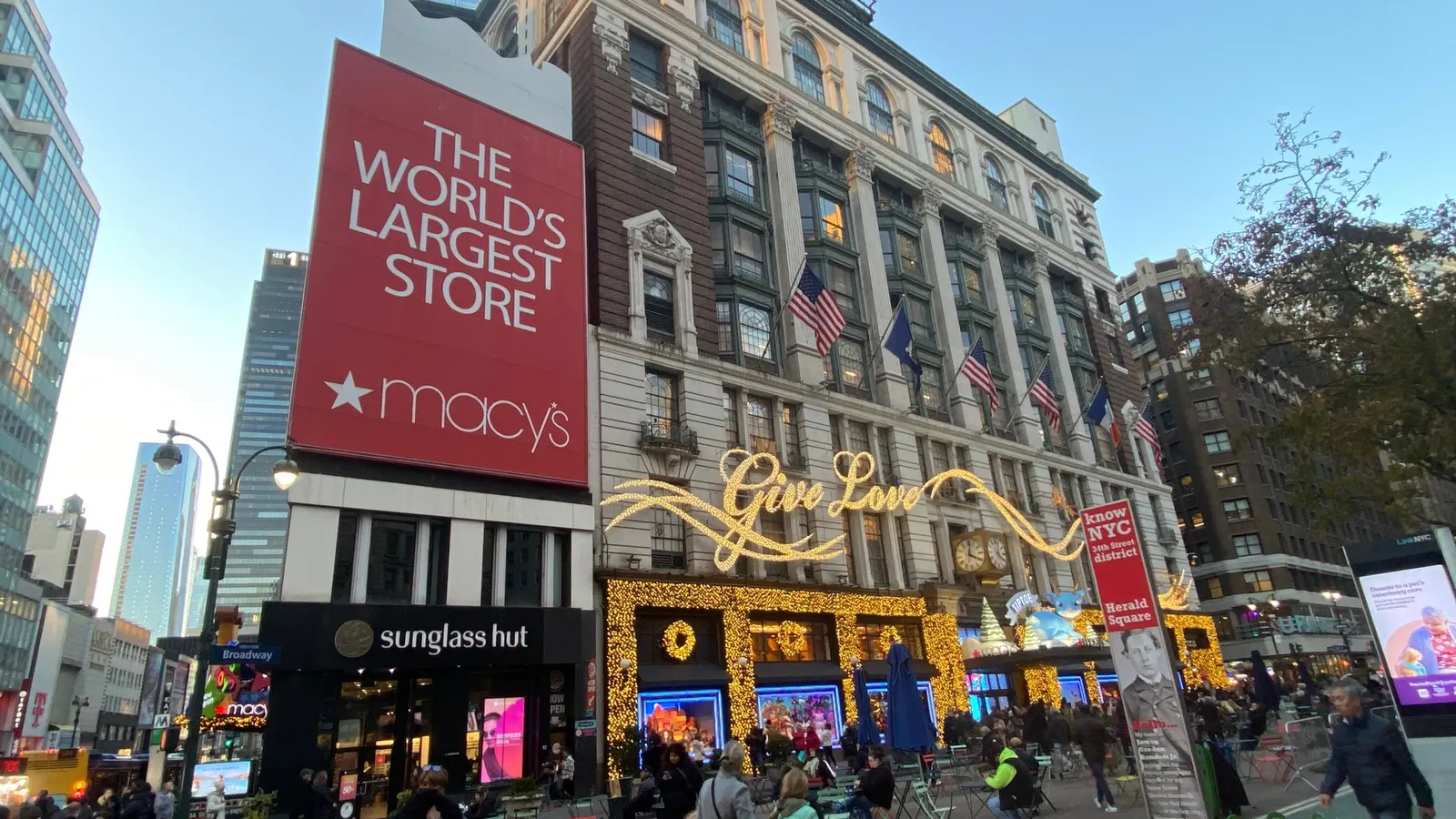 Macy’s Bets on Festive Magic: A Strategic Transformation at Herald Square